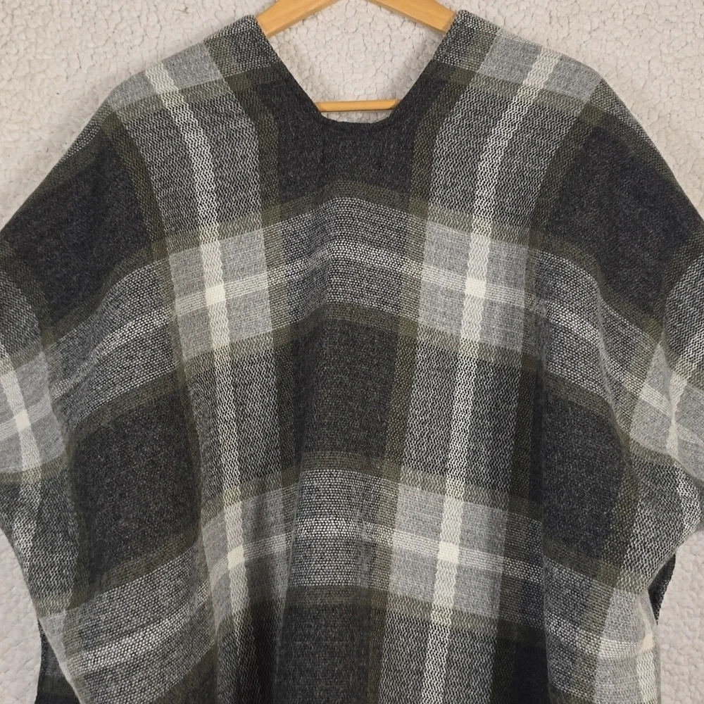 Marcus Adler Plaid Poncho Cozy Shawl Cape Gray Black Fringe Sz. O/S